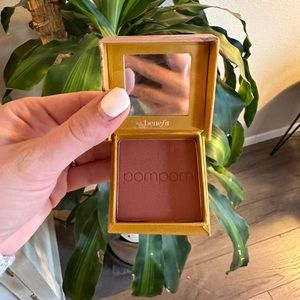 Benefit blush in Pom Pom